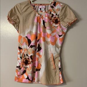 Koi XS scrub top. Beautiful with Lots of details!! EUC